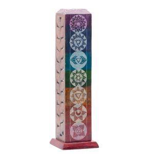Quemador de incienso en torre cuadrada de piedra tallada a mano con los símbolos de los 7 chakras en vertical