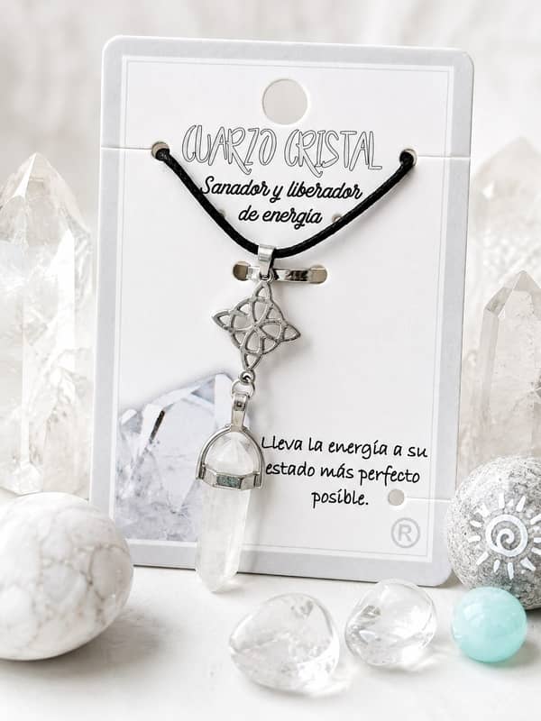 Colgante amuleto con nudo de bruja de acero y punta de cuarzo cristal natural