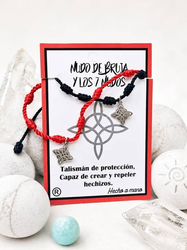 Pack de dos pulseras artesanales de los 7 nudos en hilo rojo y negro con dijes de nudo de bruja en acero inoxidable