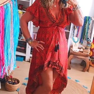 Vestido asimétrico estilo india color vino con estampado étnico de rayón para mujer