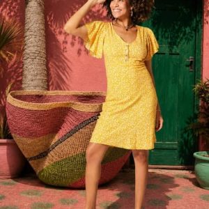 Vestido corto amarillo con estampado floral de flores blancas en cien por cien viscosa con botones en el pecho para mujer
