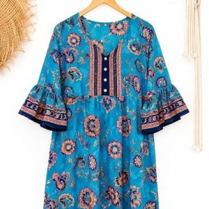 Vestido corto tipo kaftan color azul con estampado floral de estilo boho chic, escote tunecino con botones y mangas acampanadas