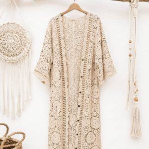 Chaqueta larga de crochet beige tipo kimono con diseño calado de flore