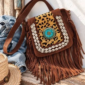 Bolso de ante marrón con flecos largos conchas naturales y medallón de turquesa estilo boho chic