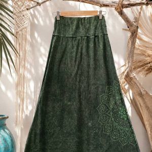 Falda larga asimétrica de color verde oliva lavado a la piedra con estampado de mandala en el lateral estilo bohemio.