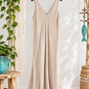 Vestido largo de lino en color beige arena con escote en pico
