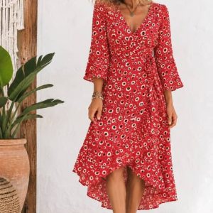 Vestido asimétrico cruzado de viscosa en color rojo con estampado de flores y manga acampanada 3/4 de la tienda de ropa boho Sawabona.