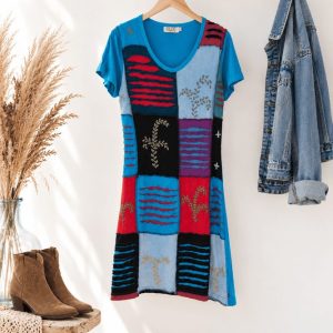 Vestido corto o camiseta maxi de algodón con patchwork en tonos azul, rojo y negro con bordados de Nepal de la tienda Sawabona.