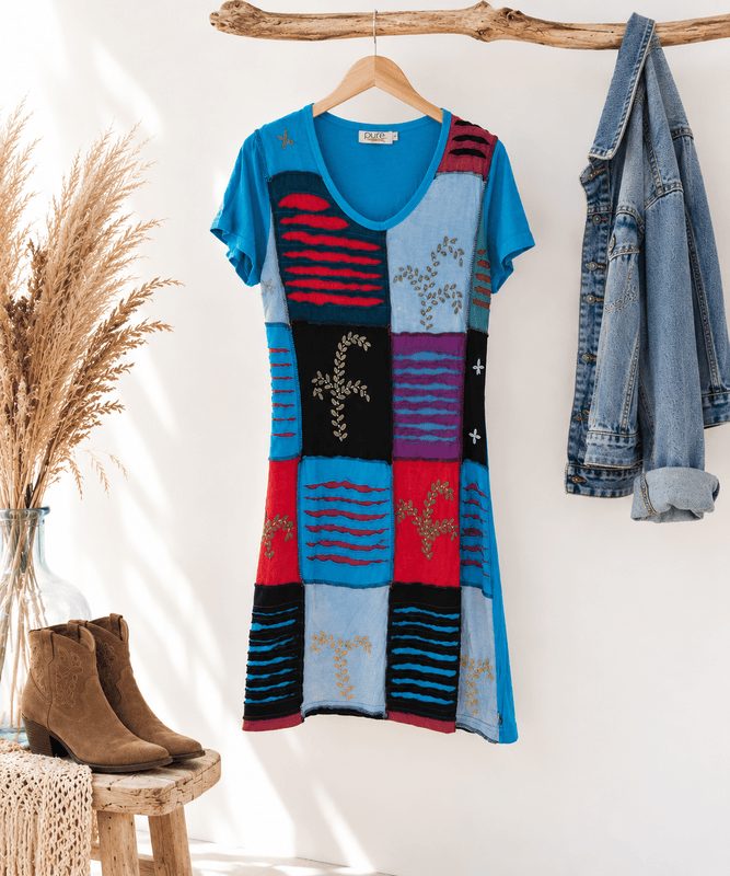 Vestido corto o camiseta maxi de algodón con patchwork en tonos azul, rojo y negro con bordados de Nepal de la tienda Sawabona.