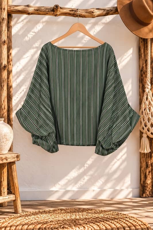 Blusa boho de rayas verticales color verde caqui con cuello barco y mangas anchas en perchero.
