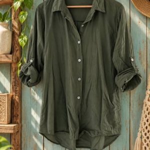 Camisa de algodón de manga recogida al codo en color verde oliva