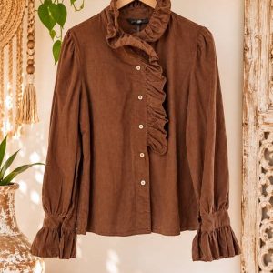 Camisa de pana fina color marrón chocolate de algodón con puños elásticos y volantes en el cuello de la tienda online Sawabona.