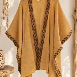 Kimono de algodón 100% de color mostaza con cenefa étnica marrón en zigzag