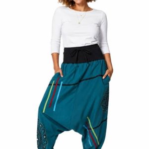Pantalón afgano de mujer verde azulado 100% algodón hecho en Nepal, de estilo hippie y boho chic con detalles de mandalas y cintura elástica negra tipo faja, disponible en la tienda online Sawabona