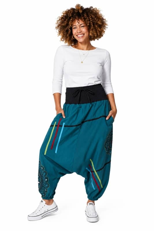 Pantalón afgano de mujer verde azulado 100% algodón hecho en Nepal, de estilo hippie y boho chic con detalles de mandalas y cintura elástica negra tipo faja, disponible en la tienda online Sawabona