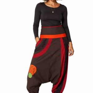Pantalón cagado afgano para mujer en color marrón chocolate y granate con detalles naranjas, hecho en Nepal con algodón 100%, parches geométricos circulares y cintura alta elástica estilo faja de la tienda Sawabona.