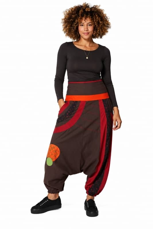 Pantalón cagado afgano para mujer en color marrón chocolate y granate con detalles naranjas, hecho en Nepal con algodón 100%, parches geométricos circulares y cintura alta elástica estilo faja de la tienda Sawabona.