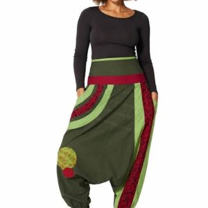 Pantalón cagado afgano para mujer en color verde oliva y granate, hecho en Nepal con algodón 100%, parches circulares florales, cintura alta elástica y estilo hippie boho, de la tienda Sawabona.