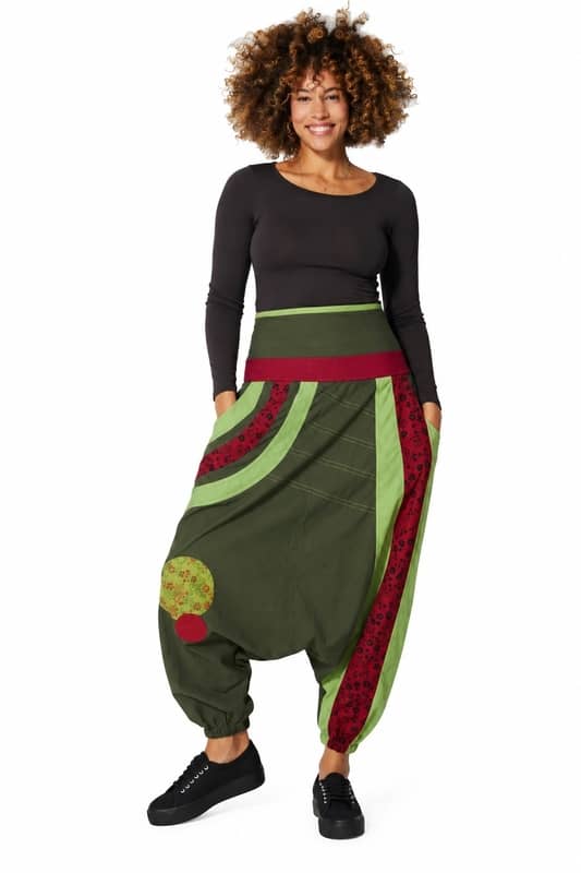 Pantalón cagado afgano para mujer en color verde oliva y granate, hecho en Nepal con algodón 100%, parches circulares florales, cintura alta elástica y estilo hippie boho, de la tienda Sawabona.