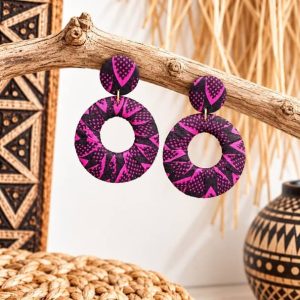 Pendientes circulares de tela wax africana en tonos fucsia y negro hechos a mano en Senegal en el taller de Fatu de la tienda Sawabona