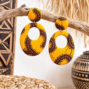 Pendientes de lágrima calada en tela wax africana color amarillo mostaza y marrón de artesanía senegalesa disponibles en la web de Sawabona.