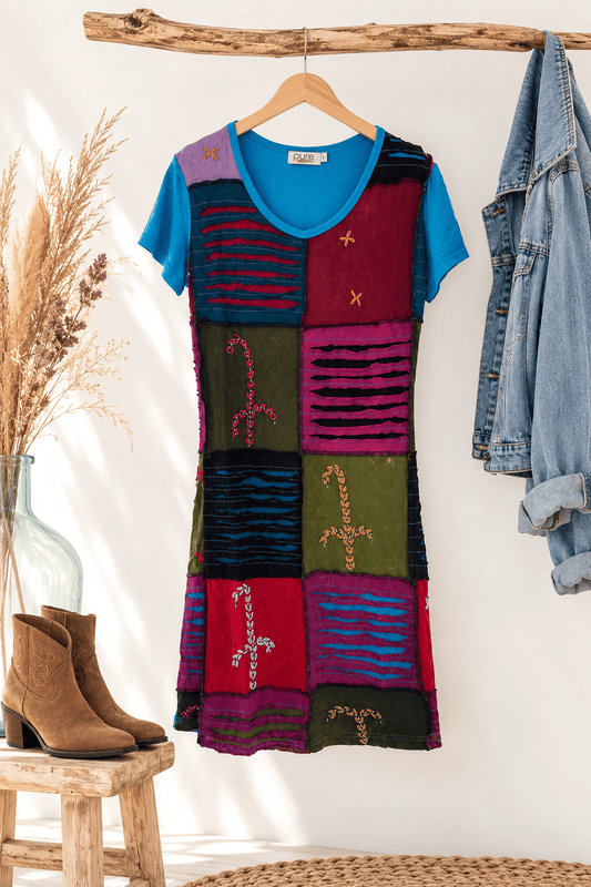 Camiseta maxi artesanal nepalí con bloques de color verde oliva, burdeos y azul con detalles bordados de la web Sawabona.