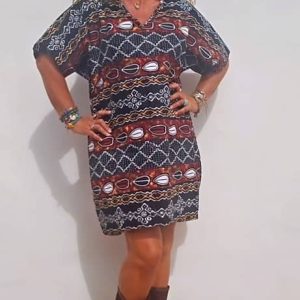Vestido africano corto de tela wax negra con motivos geométricos naranjas y blancos de Sawabona