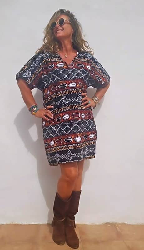 Vestido africano corto de tela wax negra con motivos geométricos naranjas y blancos de Sawabona